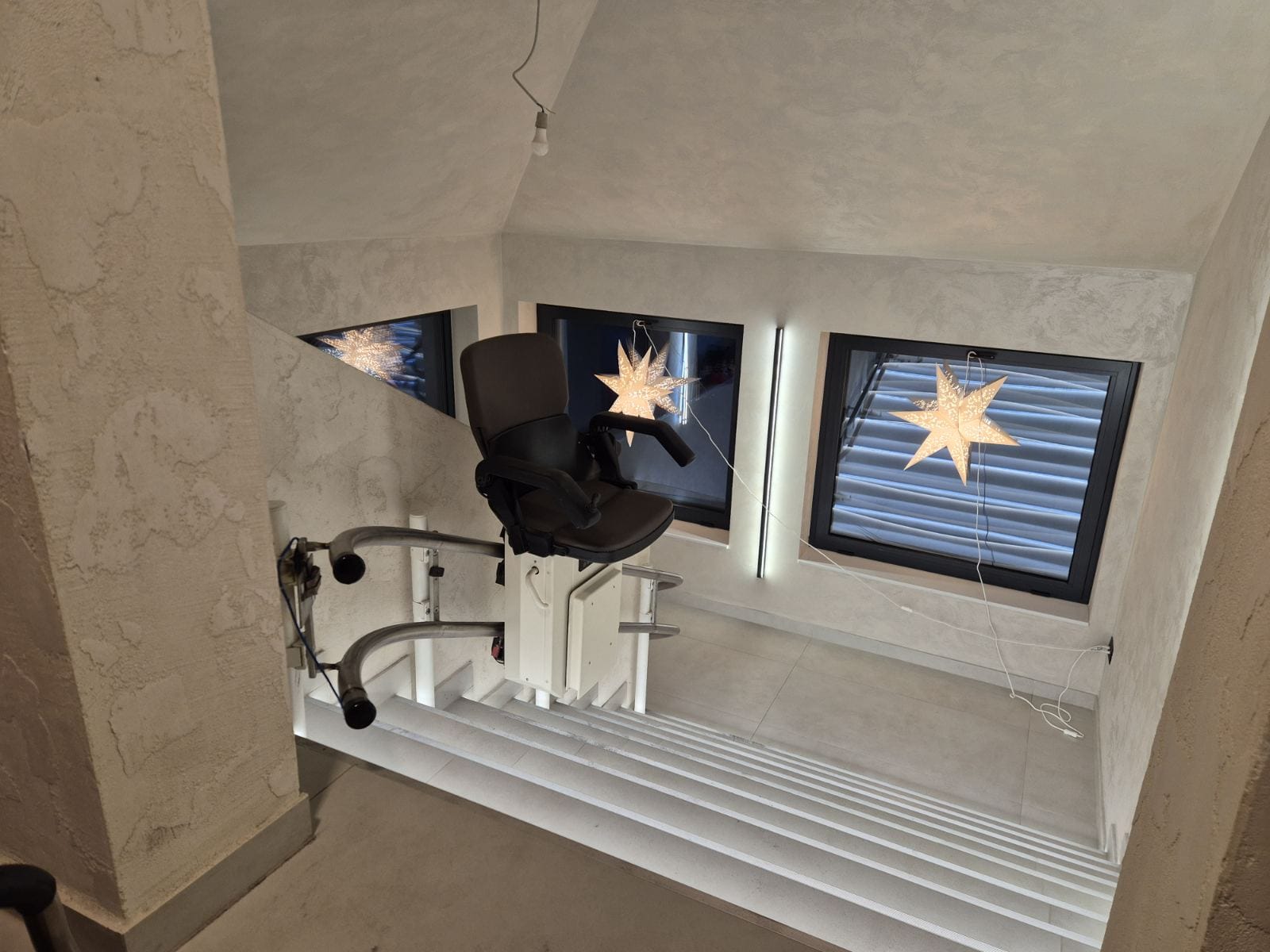 Stepenišni lift za starije osobe - sigurno kretanje kroz dom